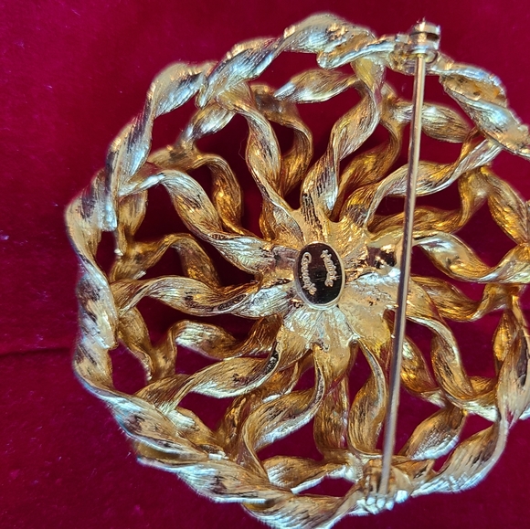 Hattie Carnegie Goldtone Brooch - Picture 3 of 5